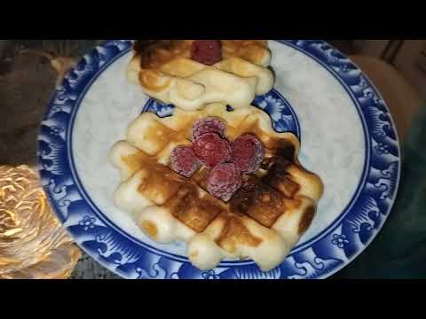 Видео: ПЕЧЁМ ВАФЛИ. ОСВАИВАЕМ КУЛИНАРНОЕ ИСКУСТВО. ВАФЛИ С МАЛИНОЙ И МЁДОМ💫