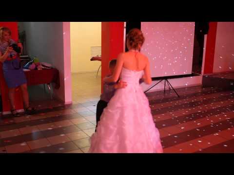 Видео: Трогательный свадебный танец мамы и сына