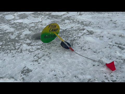 Видео: ОТКРЫВАЕМ СЕЗОН! Сильный ветер валит и уносит жерлицы.