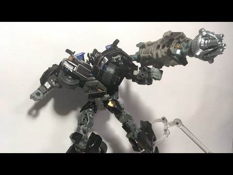 Видео: Обзор на фигурку из линейки Transformers Dark of the Moon voyager class Ironhide