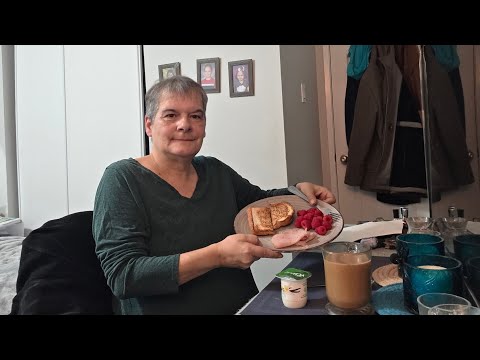 Видео: Утренняя беседа с жареным сыром, ветчиной, йогуртом, малиной и кофе