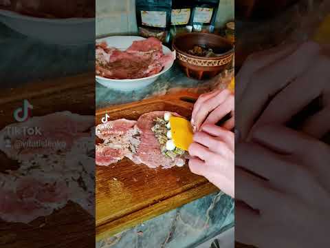 Видео: мясные рулетики с грибами и сыром