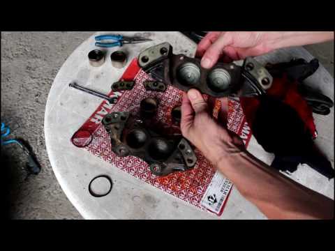 Видео: Переборка передних тормозных суппортов и прокачка Land Rover Defender Ленд Ровер Дефендер 2005 года