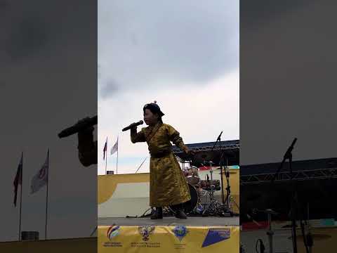 Видео: Монгольский певец Бат-Энэрэл поет в Янгажинской долине