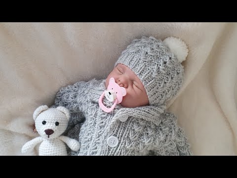 Видео: Шапочка на двух спицах для новорожденного узором гусиные лапки.