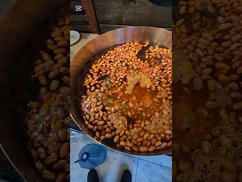 Видео: Шарен боб с кука и манатарки, странджанска рецепта с щипка граовски майсторлък!