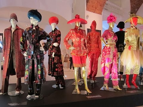 Видео: Санкт-Петербург. Платья Вячеслава Зайцева в Эрмитаже.