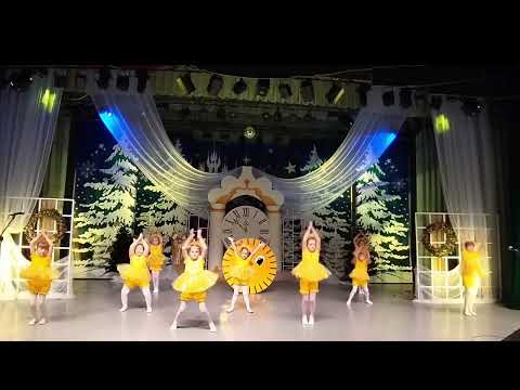 Видео: Групповой акробатический номер "Солнечные зайчики"