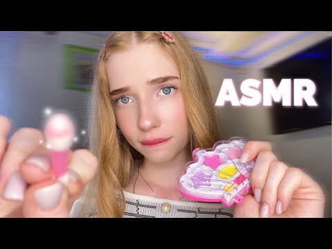 Видео: АСМР ОТ МЛАДШЕЙ СЕСТРЫ💗🧸🧼 *увлажнение лица,макияж,мурашки* ASMR MAKEUP💗