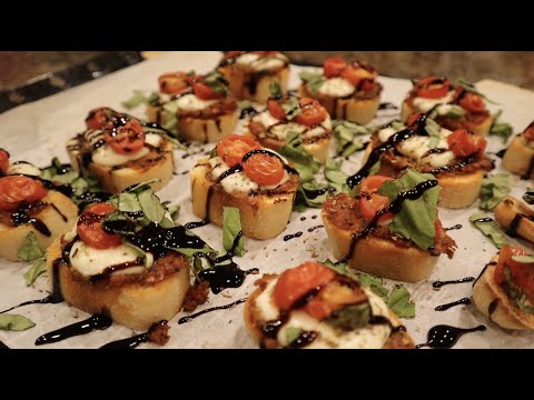Видео: Брускетта с помидорами, базиликом и свежей моцареллой | Итальянская брускетта «Капрезе» | Полный ...