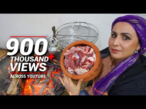 Видео: Женщина готовит бараньи ребрышки, приготовленные в глиняном горшочке на дровах