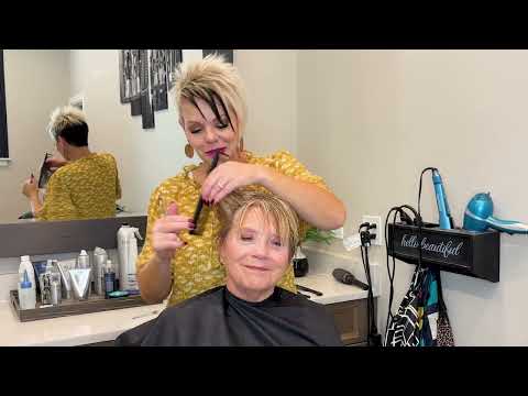 Видео: Небрежная многослойная стрижка Коллин омолодила её на 10 лет! 💇‍♀️