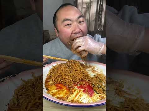 Видео: На самом деле, еда этого парня показалась мне слишком ужасным испытанием.  24