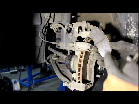 Видео: Замена передних тормозных колодок на Ниссан Ноут 1,2  Nissan Note  2014 года