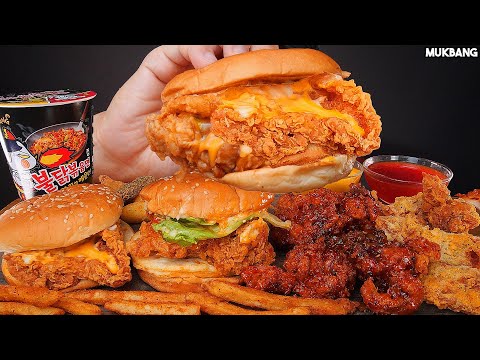 Видео: бургер и жареный цыпленок, острая лапша BURGERS 🍔 FRIED CHICKEN 🍗 FIRE NOODLE EATING ASMR MUKBANG