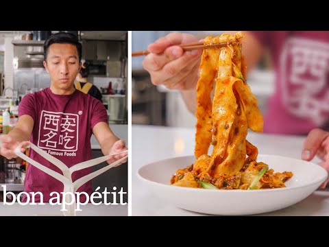 Видео: Как готовят лапшу, рвутую вручную, в ресторане Xi'an Famous Foods | С тестовой кухни | Приятного ...