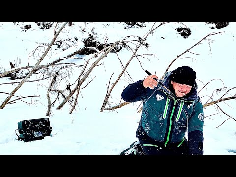 Видео: ЭТО ИХ ГНЕЗДО! Опустил блесну под корягу и тыдыщ!