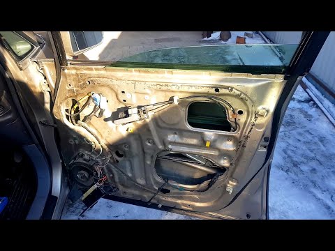 Видео: Плохо работают стеклоподъемники, заедает стекло, разборка и смазка механизма Toyota Harrier