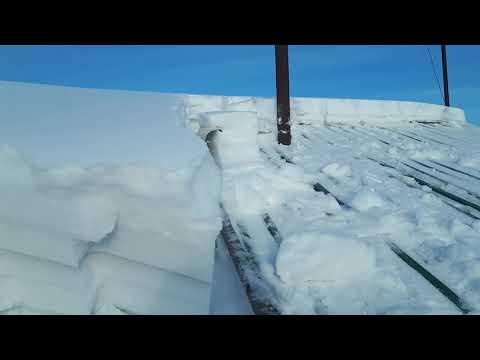 Видео: как быстро почистить снег с крыши