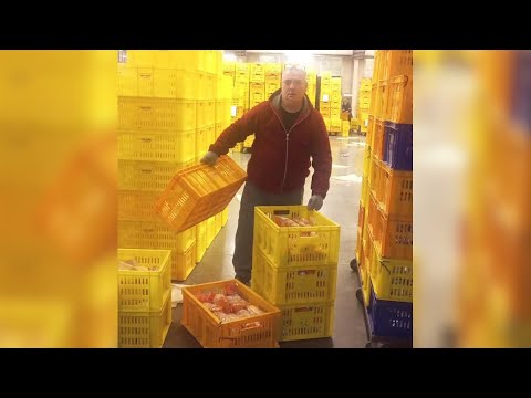 Видео: Хлебовоза-инвалида обманули в автосалоне