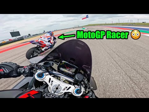 Видео: Гонщик MotoGP встречает уличного хулигана 😳 | BMW M1000rr и Ducati Panigale V4 SP2, трек-день COTA