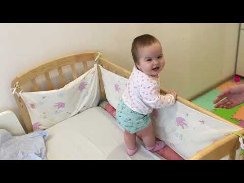 Видео: Как развивается младенец (как ползает по-пластунски, как встает на ножки)