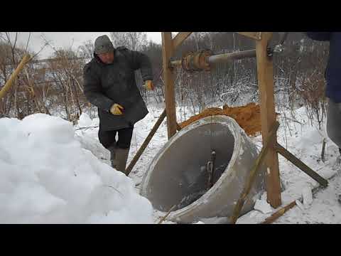 Видео: эксклюзив два дебила опускают кольцо в колодец не повторяйте это смертельно опасно