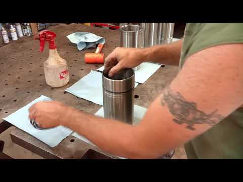 Видео: Восстановление Allis Chalmers WD45 Установка мокрых втулок, зазор кольца, Эпизод 24