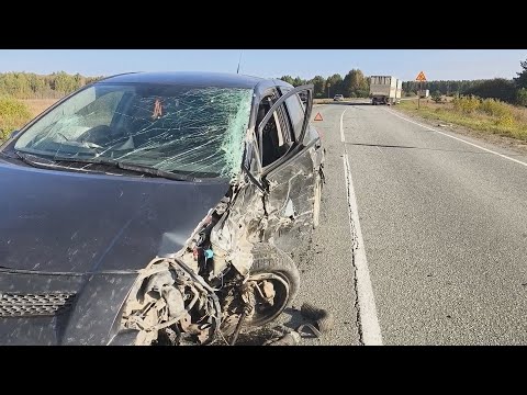 Видео: Пилот "Тойоты" попал под 2 грузовика и покалечился
