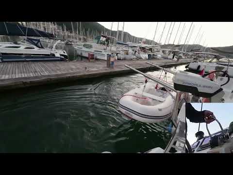 Видео: Швартовка катамарана кормой (учебное видео)