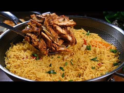 Видео: Курица получается восхитительной на вкус в этом простом способе с капустой и рисом!