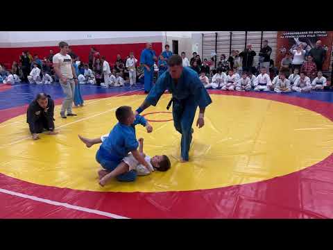 Видео: 2025. Москва. Турнир по борьбе на призы клуба кудо Титан 9-10 лет / 1-ая схватка