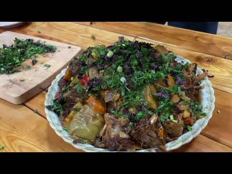 Видео: Говяжий ребра с овощами в афганском казане. Можно есть кости.