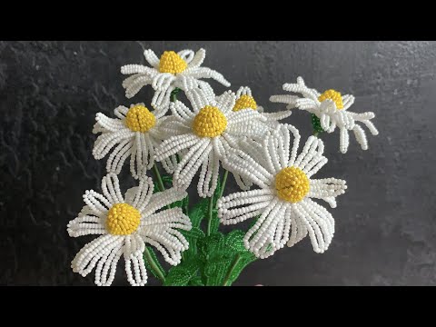 Видео: Ромашки из бисера. Цветы из бисера.