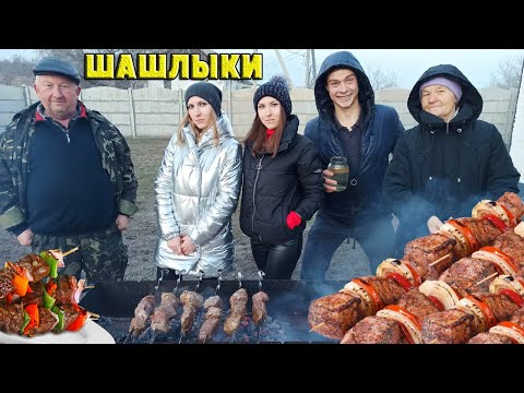 Видео: Шашлыки из свинины готовят красивые девушки, вкусно и сладно