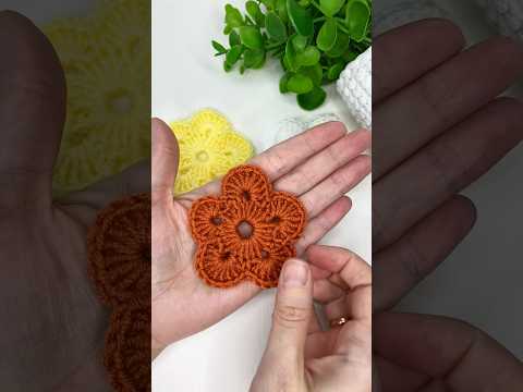 Видео: Цветок крючком 🌼 Подробное описание есть на канале 👌 #цветоккрючком #crochet #мотивыкрючком