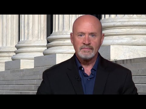 Видео: Судья приказывает подручному Трампа Линдси Халлигану передать стенограммы обвинительного заключен...