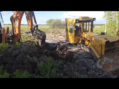 Видео: Бульдозер Б10М  И  Эксковатор  спасают  трактор из болото