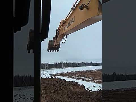 Видео: Погрузка машин с полки на экскаваторе Hyundai 210 Погрузка самосвала