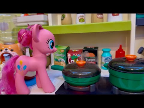 Видео: Пони игрушки на кухне. My little pony готовят ужин. Детская кухня с водой и паром .