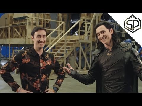 Видео: Том Хиддлстон, он же Локи, играет в игру «Две правды и ложь Локи»