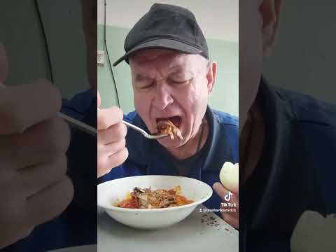 Видео: На перекус килька в томатном соусе с овощным гарниром.