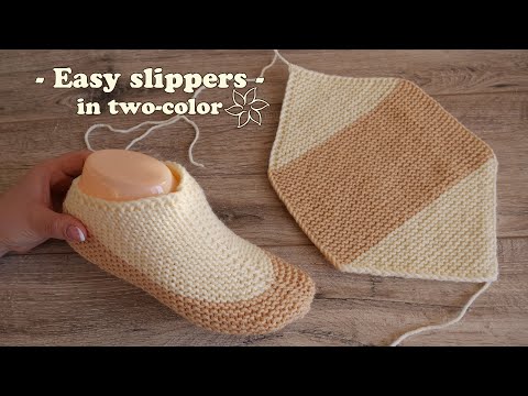 Видео: Легкие двухцветные следки спицами ☀ Easy two-color slippers knitting pattern