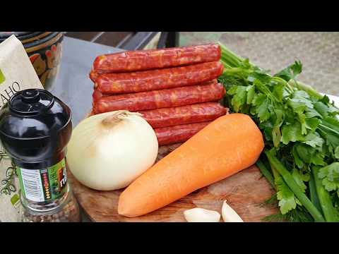 Видео: КАРТОФЕЛЬ ПО ОХОТНИЧЬИ С КОЛБАСКАМИ В КАЗАНЕ НА КОСТРЕ