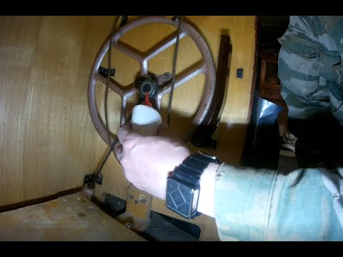 Видео: Швейная машина ПМЗ с ножным приводом. Смазка ножного привода Sewing machine  with foot drive