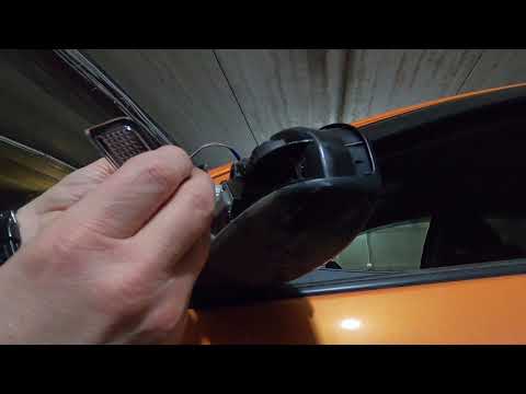 Видео: NHP10/TOYOTA/MIRROR/REPLACING THE LEFT TURN SIGNAL / Замена поворотника в зеркале AQUA HYBRID