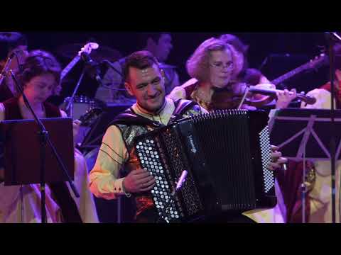 Видео: В. Поползин "Московские окна, исп.  А. Кузьминов (баян) и М. Шусталов (баян), дирижёр - Ю. Горобец.