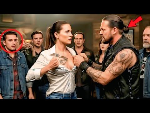 Видео: «Байкер порвал рубашку официантки… Но то, что он увидел на её плече, повергло всех в шок!»