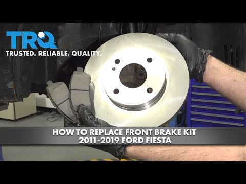 Видео: Как заменить комплект передних тормозов на Ford Fiesta 2011-2019