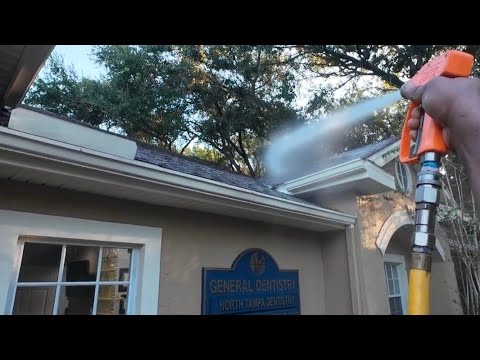 Видео: Что на самом деле нужно, чтобы выполнить очистку двух крыш в одиночку